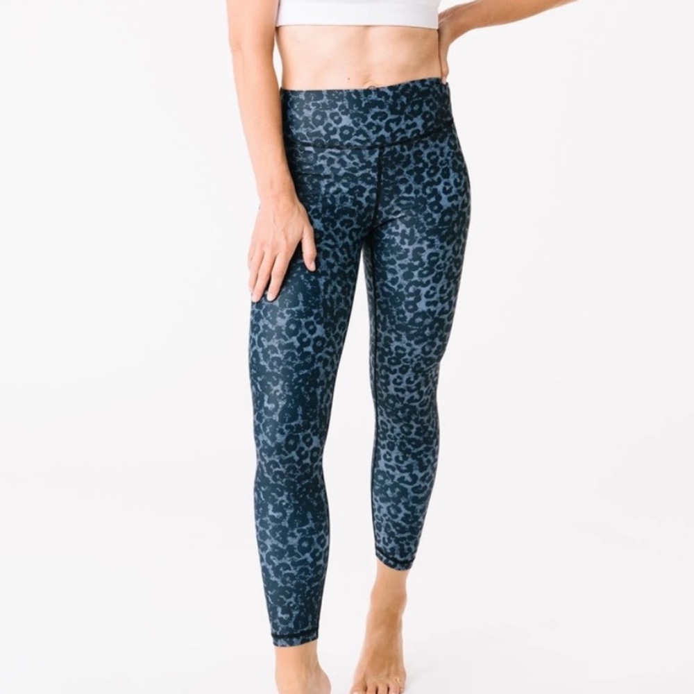 ZYIA Stone Leopard Scrunchy Light n Luxe 7/8 Leggings Size 8-10